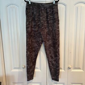 Under Armour‎ Green Camo Joggers Size Medium